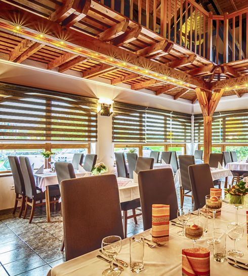 Dřevěné celočalouněné židle.