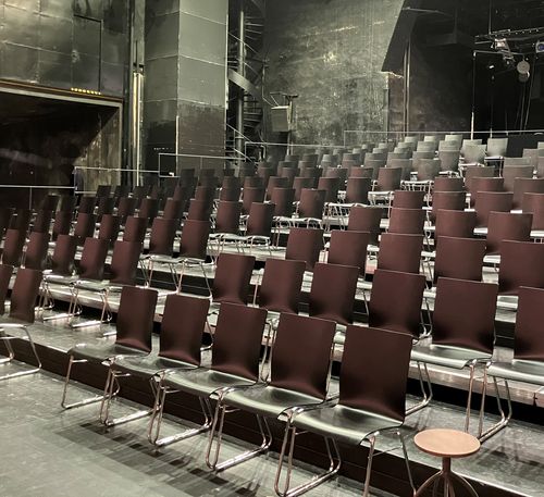 Kovové židle s  možností stohování 