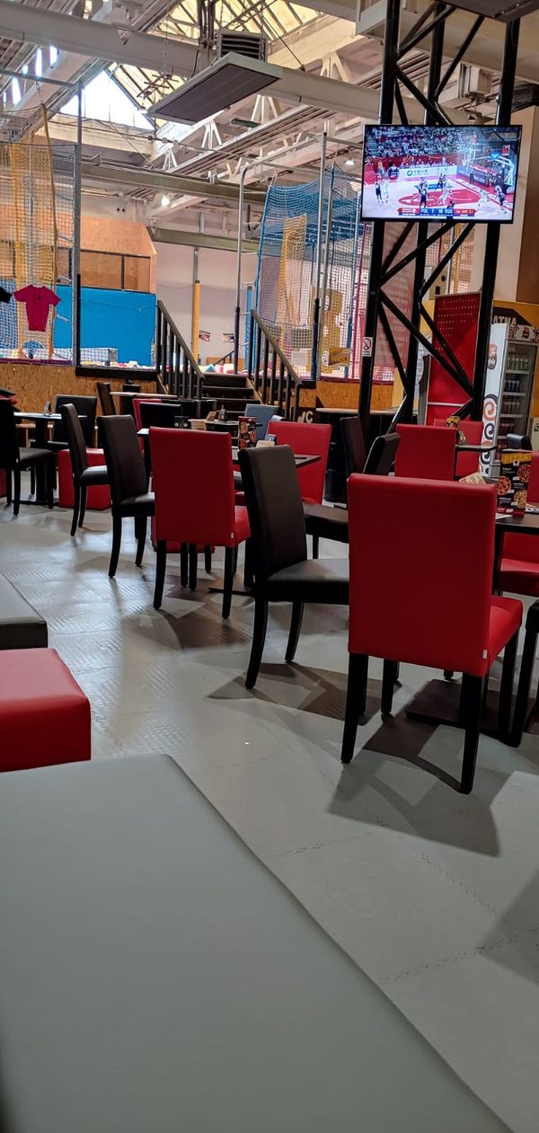 Taburety a židle