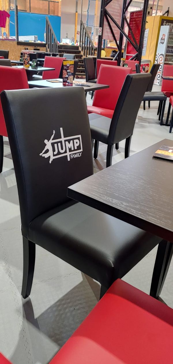 Taburety a židle