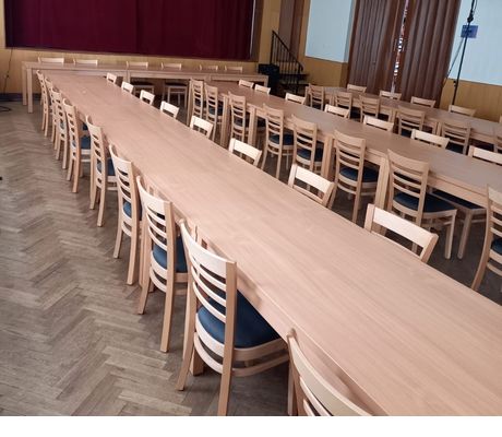 Židle a stoly pro obec Pamětice