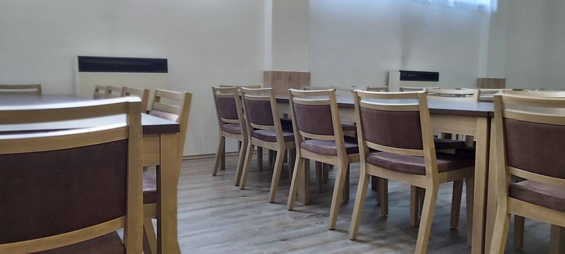 Čalouněné židle stohování a dvoubarevné stoly pro kultruní domy