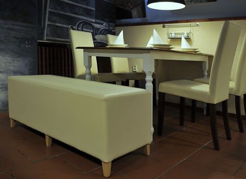 Čalouněný taburet MICA 4.