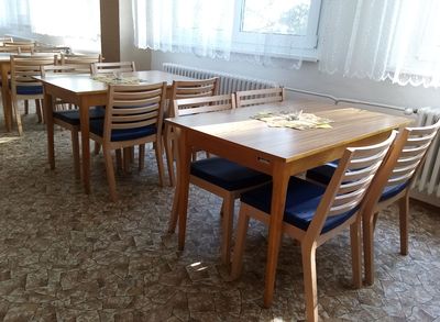 J9delní dřevěné židle pro domovy seniorů s možností stohování.