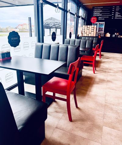 Lavice čalouěné do restaurace a dřevěné židle do bistra