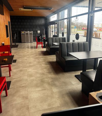 Lavice čalouěné do restaurace a dřevěné židle do bistra
