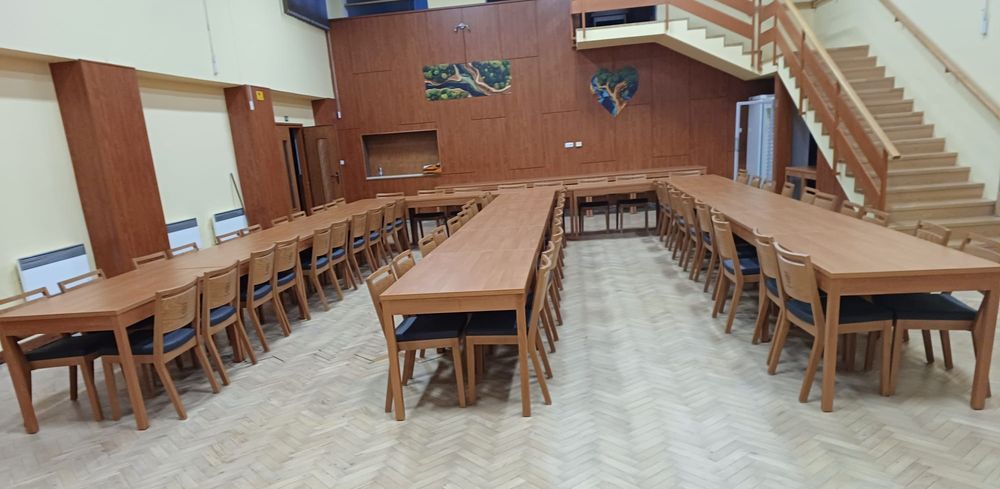 Stohovatelné židle a dřevěné stoly do kulturního domu 