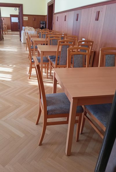 Čalouněné židle a stoly pro kulturní domy 