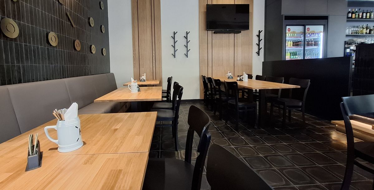 Dřevěné židle a barové židle ve stejném designu, barové stoly, čalouněné lavice a stoly 