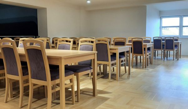 Židle a stoly pro kulturní domy 