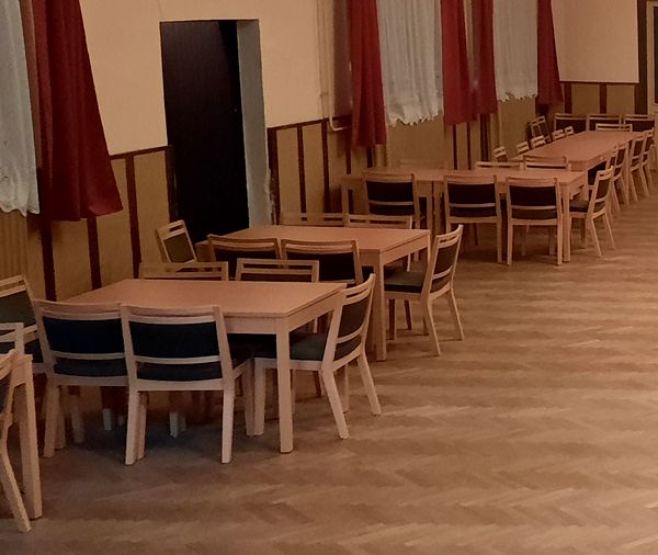 Čalouněné židle s možností stohování a stoly pro kulturní domy 