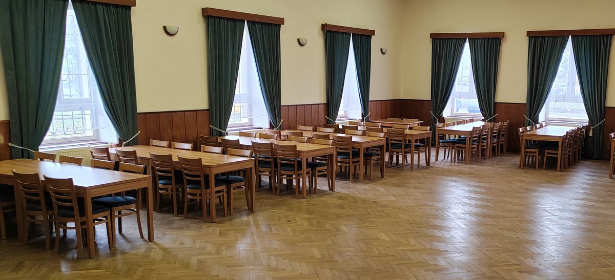 Dřevěné čalouněné židle a stoyl pro kultruní domy