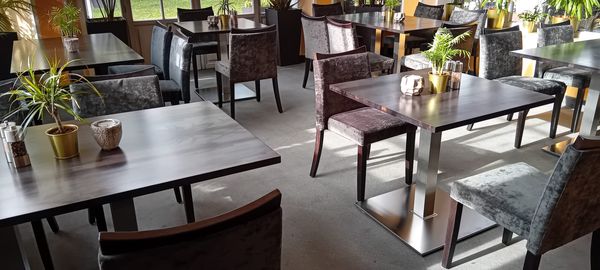 Restaurační čalouněné židle a kovové bistro stoly