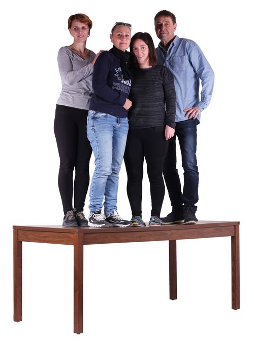 Odolné dřevěné stoly do kulturního domu