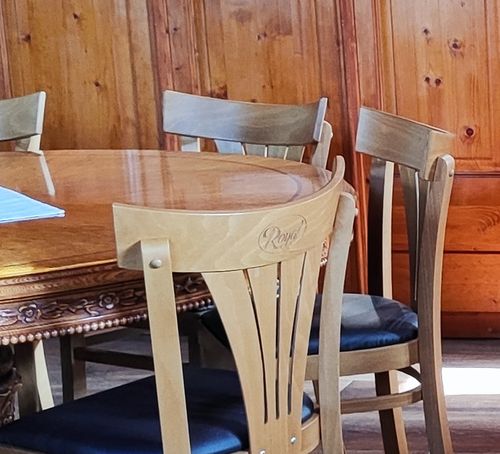 Dřevěné židle s logem na opěradle