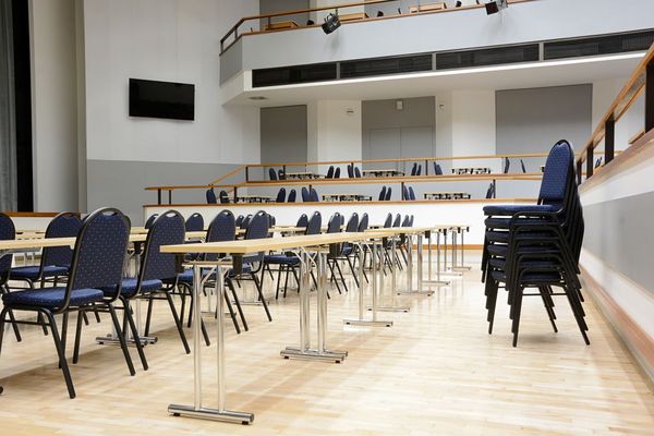 Stoly a židle pro konference