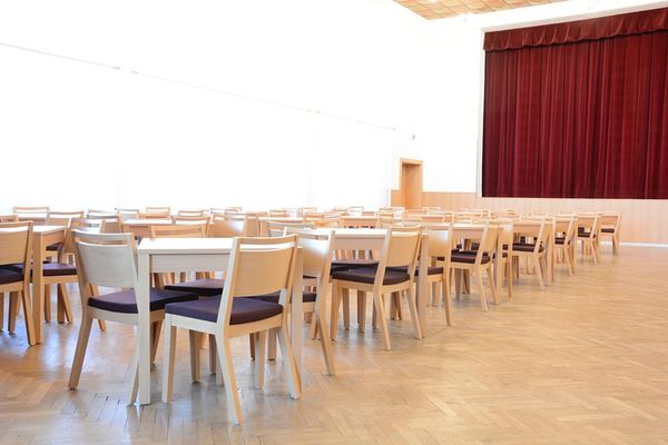 Dřevěné stoly pro kulturní dům