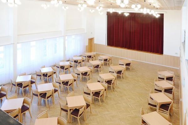Dřevěné stoly pro kulturní dům
