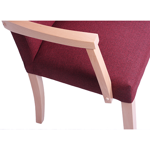 Dřevěné židle do restaurace.