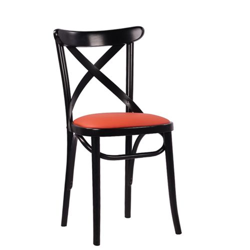 Dřevěná židle uhýbaná