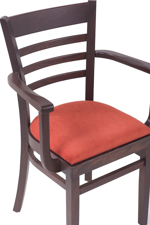 Dřevěné židle s područkami do restaurace čalouněný sedák
