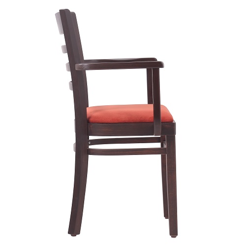 Drevené stoličky do reštaurácie