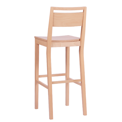 dřevěné barové židle a stoly