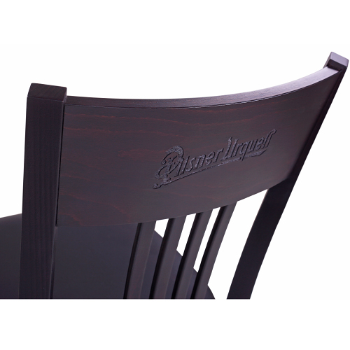 Logo na dřevěných židlích