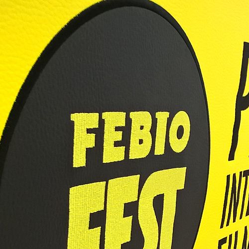 Vyšívání loga detail